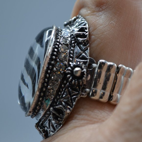 NWT Stretch Ring tiger with Acrylic Cover - Picture 2 of 4